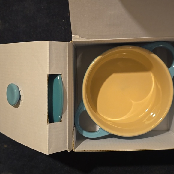 $Le Creuset Signature Petite Cocotte, 8 oz.Retail Price $31.95US,Color Ca… - Picture 15 of 15